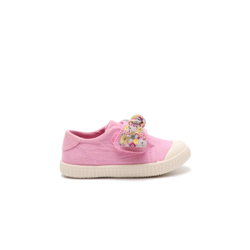 Comfortable and safe children's canvas shoes